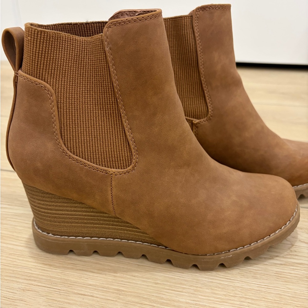 Universal Thread Western Tan Leather Wedge Ankle Boots. Size 8